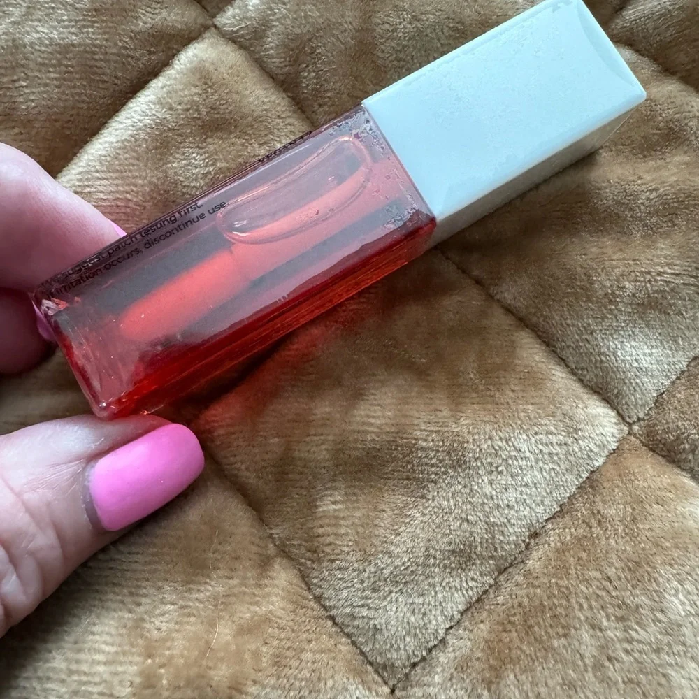 MCoBeauty lip oil in “sheer red” 💋zoom in for all the angles and details!!